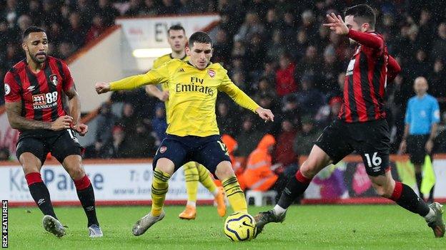 Lucas Torreira (centre)