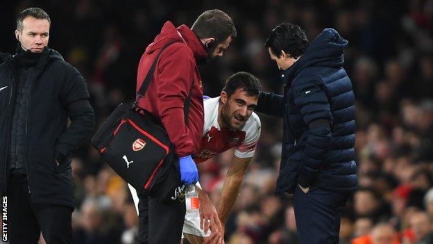 Unai Emery talks to Sokratis