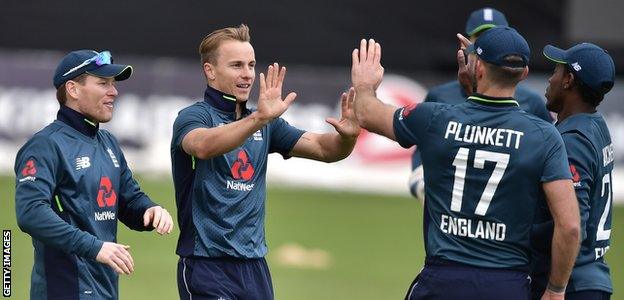 Jofra Archer is congratulated for his catch