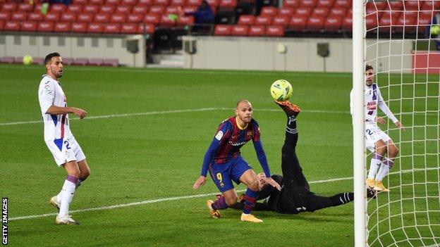 Martin Braithwaite misses a late chance for Barcelona