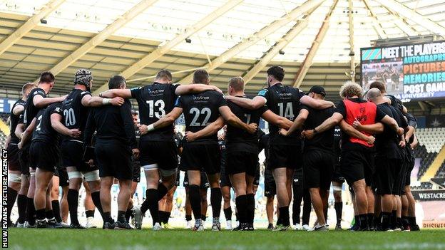 Ospreys players in a huddle at the Swansea.com Stadium