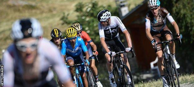 Geraint Thomas rides clear