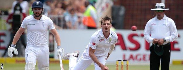 Dale Steyn bowls