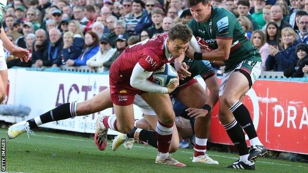 Sale's Tom Roebuck crosses for a try against Leicester Tigers