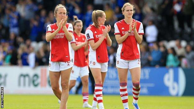 Arsenal players thank supporters