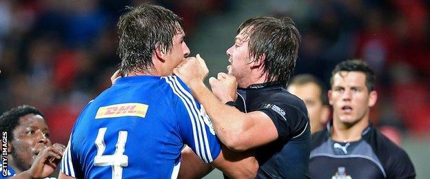 Eben Etzebeth and David Bulbring get to grips with each other during a Super Rugby match