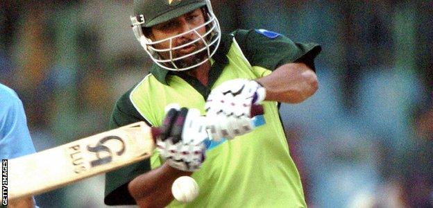 Inzamam-ul-Haq plays a pull shot