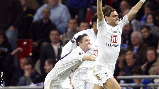 Robbie Keane and Jonathan Woodgate celebrate the winning goal in the 2008 League Cup final