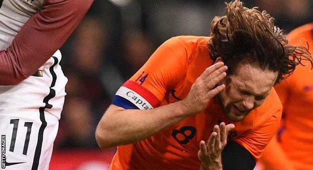 Johan Cruyff tribute during Netherlands v France