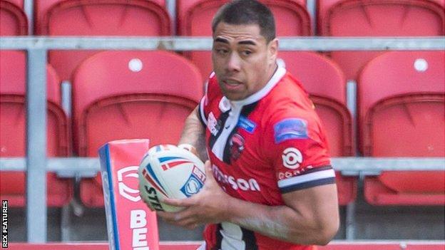 Ken Sio runs in a try for Salford Red Devils