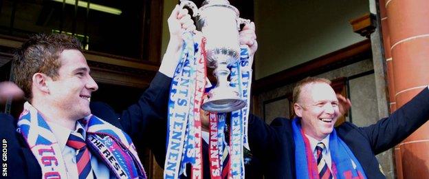 Barry Ferguson and Alex McLeish with the Scottish Cup in 2002