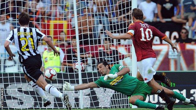 Gianluigi Buffon and Francesco Totti in 2009