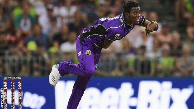 Jofra Archer bowling for Hobart Hurricanes