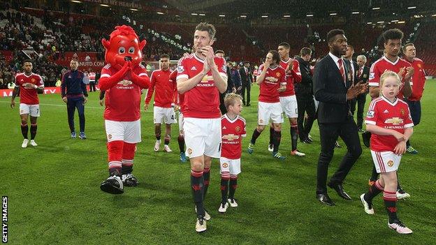 Man Utd players applaud crowd after final game of the season