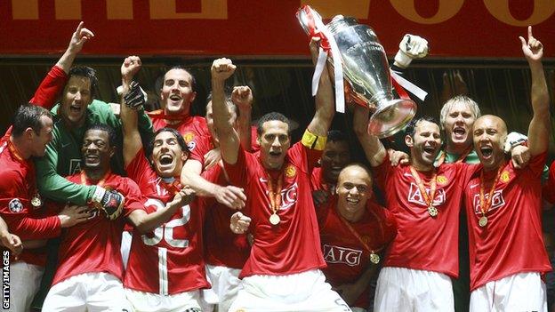 Manchester United players celebrate winning the 2008 Champions League final