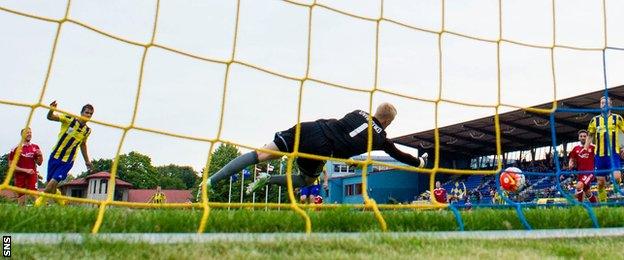 Adam Rooney scores