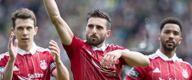 Graeme Shinnie celebrates with his Aberdeen team-mates