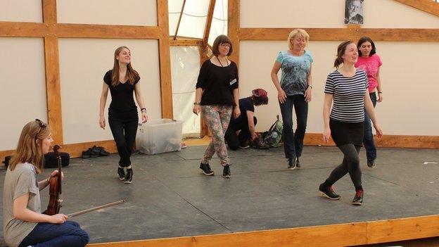 Cyfle i gael tro ar glocsio traddodiadol mewn gweithdy yn y Tŷ Gwerin heddiw // Have a go: A traditional clog dancing workshop at the folk tent