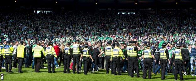 Police push back Hibs fans on the Hampden Park pitch