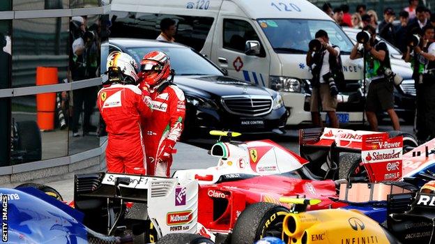 Sebastian Vettel in discussion with Kimi Raikkonen