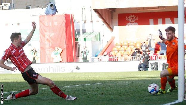 Tom Hopper scores for Lincoln against Sunderland