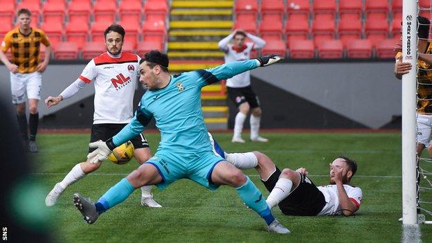 Ally Love scores for Clyde against East Fife