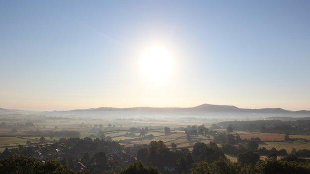 Wrth i'r diwrnod olaf wawrio, mae ardal yr Eisteddfod yn dangos ei rinweddau'n llawn // The glorious local landscape as the final day of the Eisteddfod dawns