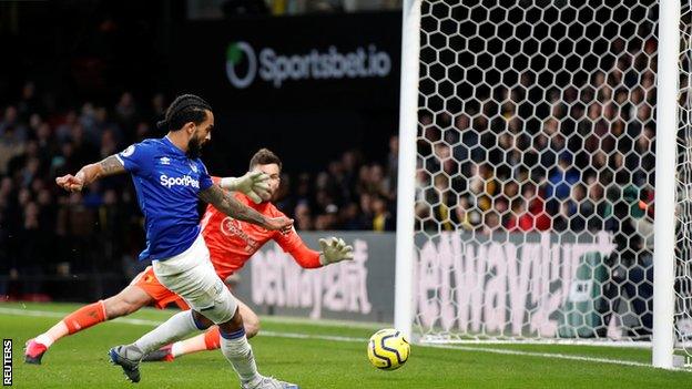 Walcott found the net after an Everton break in the 90th minute