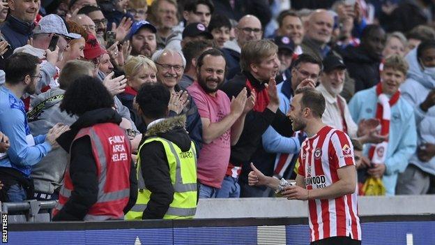 Christian Eriksen reacting to the Brentford fans