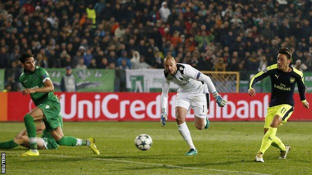 Mesut Ozil scores Arsenal's winner against Ludogorets Razgrad