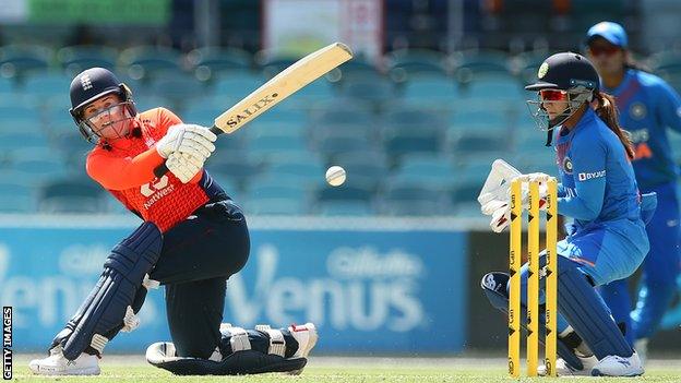 Tammy Beaumont sweeps the ball