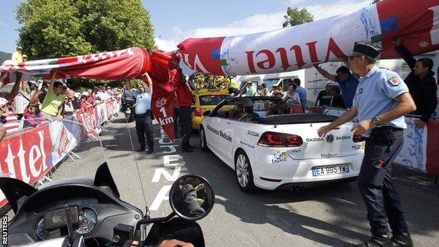 The inflatable marking the 1km to go point collapsed on British rider Adam Yates