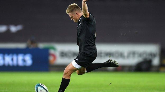 Cicio cywrain Gareth Anscombe sicrhaodd y fuddugoliaeth i'r Gweilch