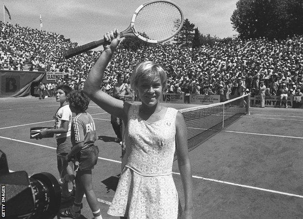 Barker celebrates her French Open title