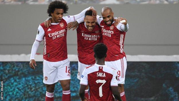 Pierre-Emerick Aubameyang (centre top) celebrates with Willian, Alexandre Lacazette and Bukayo Saka