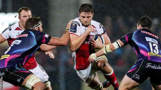 Geoff Parling and Ian Whitten combine to tackle Iain Henderson who went off with a shoulder injury