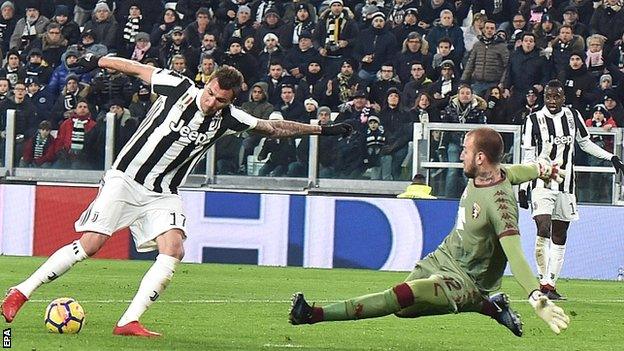 Juve striker Mario Mandzukic scores a goal against Torino