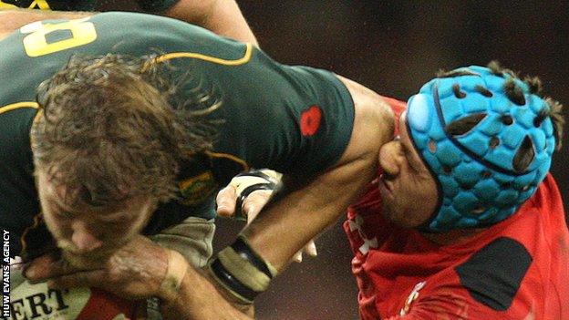 Duane Vermeulen of South Africa collides with Wales' Justin Tipuric in 2013