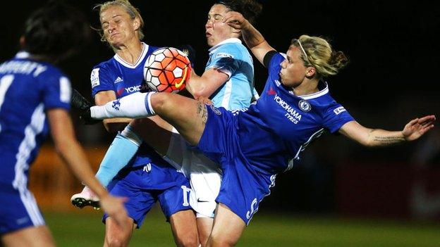 Chelsea vs Manchester City in the final of the 2017/18 WSL