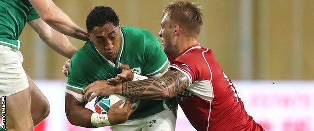 Bundee Aki tries to escape the tackle of Kirill Golosnitskiy