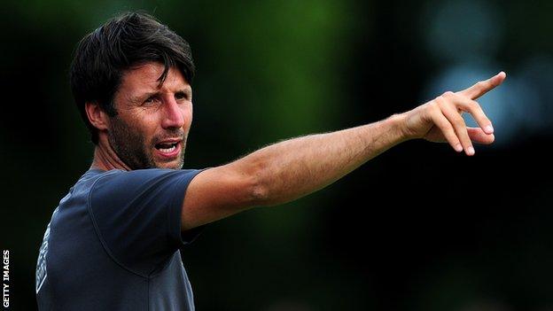 Danny Cowley gives his players intructions