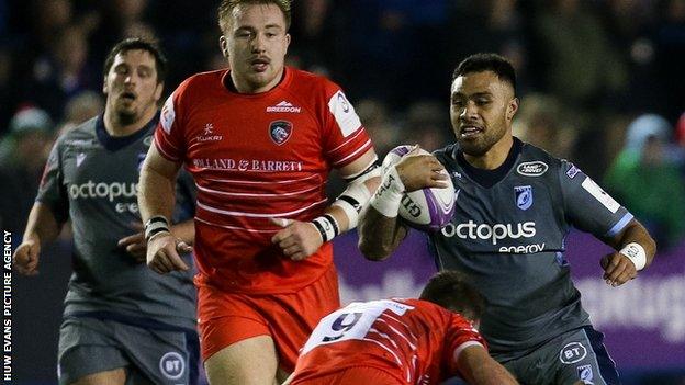 Willis Halaholo takes on Leicester's defence