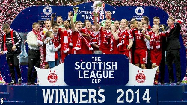 Aberdeen players celebrating with the Scottish League Cup