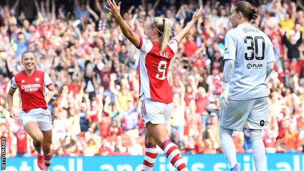 Beth Mead celebrates for Arsenal