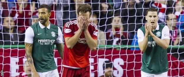 Aberdeen saw their 100% unbeaten start to the season ended by Hibs at Easter Road