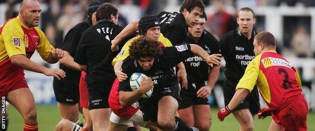 Colin Charvis (centre) is no stranger to European competition, here appearing in the Heineken Cup for Newcastle Falcons against Perpignan in 2004