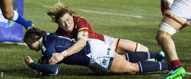 Lisa Thomson scores a try