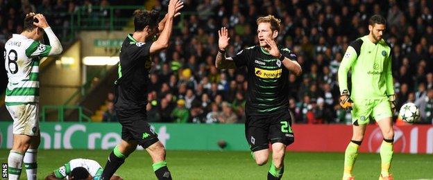 Borussia Monchengladbach's Andre Hahn (28) celebrates after he scores his side's second goal