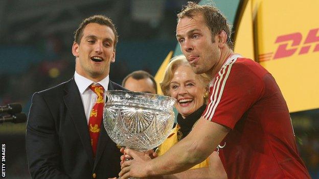 Alun Wyn Jones and Sam Warburton celebrate Lions success