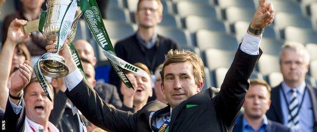 Alan Stubbs celebrates with the Scottish Cup